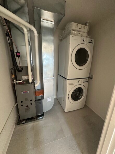 Building Photo - 1219 Regent St