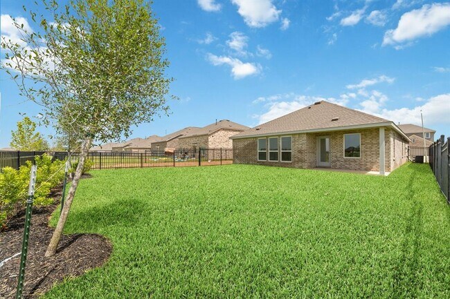 Building Photo - 27619 Village Cir Dr