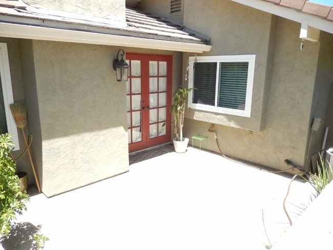 Building Photo - Updated 2Bed/ 2Bath Condo In Rancho Bernar...