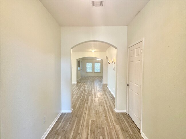 Building Photo - 1205 Quarterhorse Dr