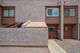 Building Photo - 812 W 14th St