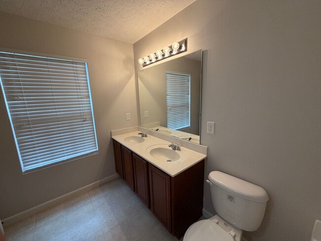 Building Photo - 3 Bed 2.5 Bath Townhome in Brentwood