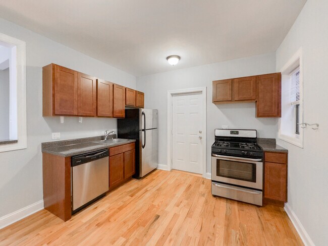 Building Photo - 3725 N Pine Grv