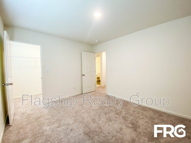 Building Photo - 300 Kenison Way