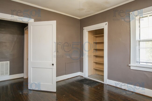 Building Photo - This Hillcrest Bungalow is just what you w...