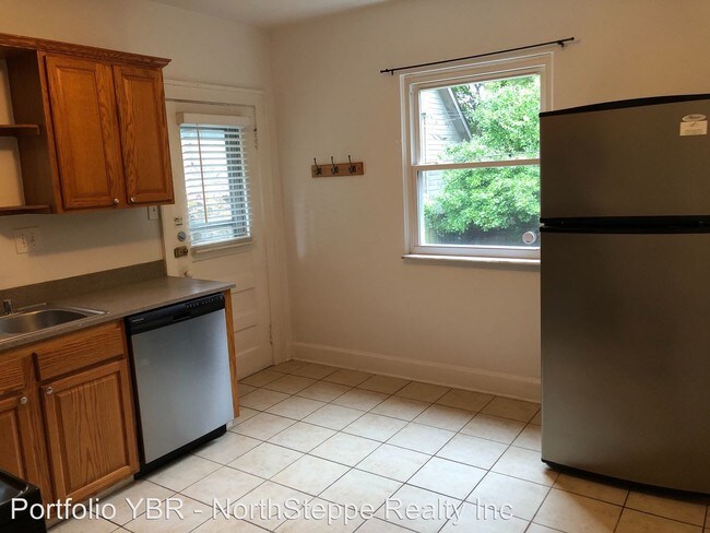 Building Photo - 2 br, 1 bath Apartment - 123 Redbud Alley