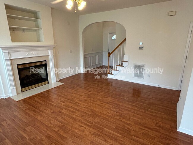 Building Photo - 2500 Valley Haven Dr