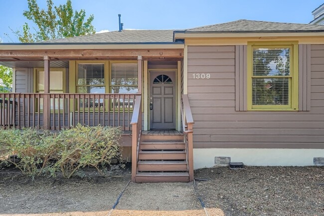 Primary Photo - 1309 E 13th St