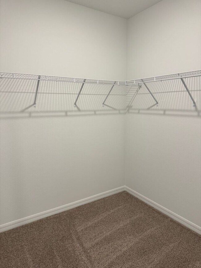 Building Photo - 3 Bedroom 2 Bath with Double Car Garage in Poinciana!