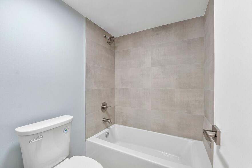 Building Photo - 105 Lake Emerald Dr