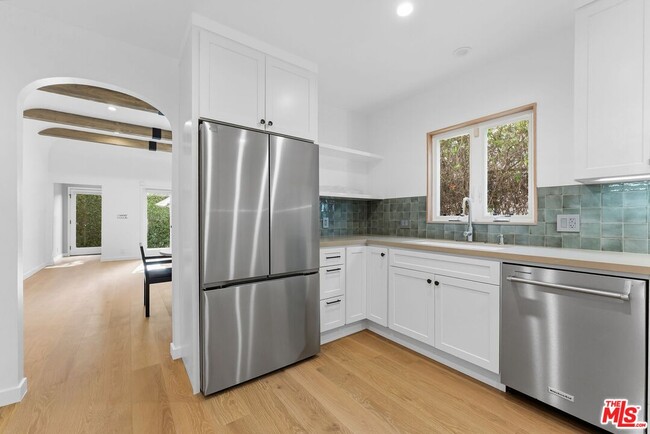 Building Photo - 8833 Ashcroft Ave