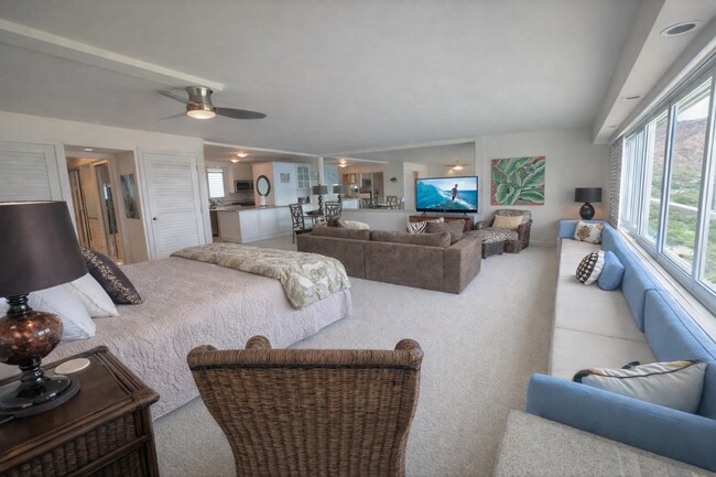 Building Photo - Waikiki Beach Front Condo! 1Bd/1Ba/1Prkg Furnished, W/D, Elec included, & MORE!
