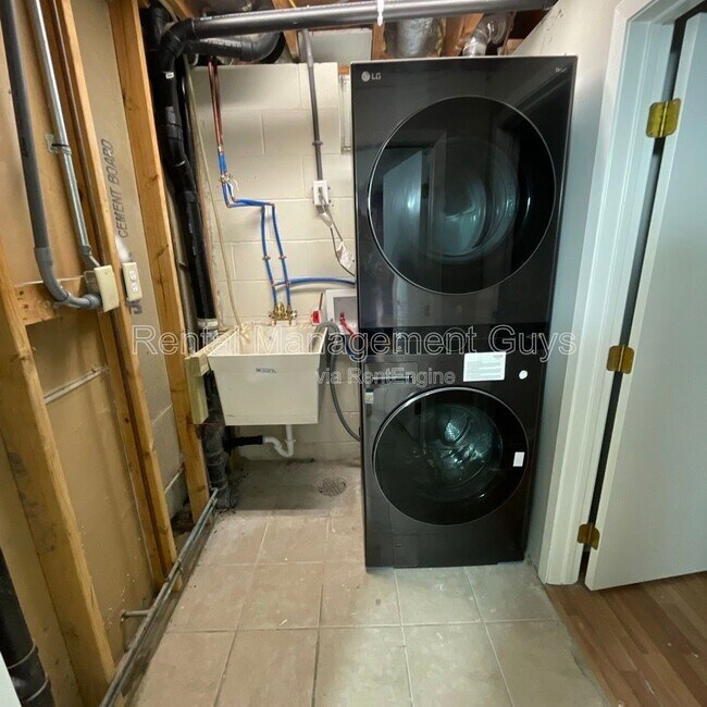 Building Photo - 8229 Halifax Ct N