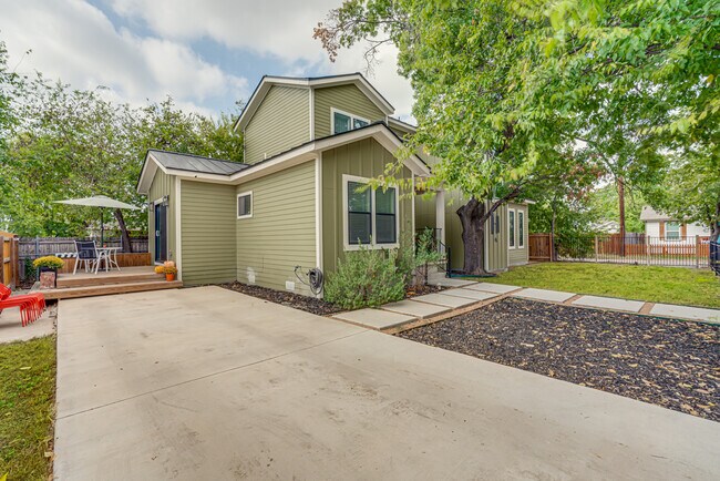Building Photo - 211 Gibson