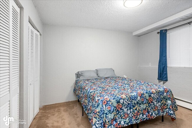 Building Photo - The Single-Family Alternative: 3BD/2BA Triplex Unit with Modern Comforts