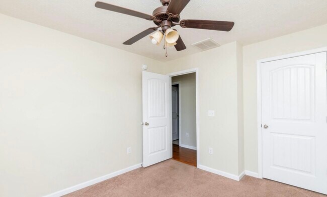 Building Photo - 15 Goldenrod Dr