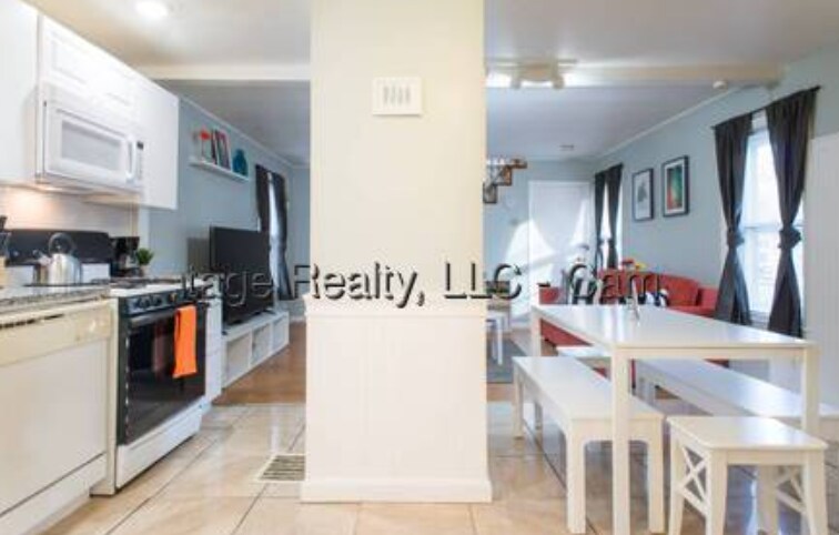 Building Photo - 256 Hurley St