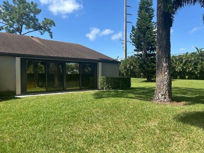 Building Photo - 725 Sunny Pine Way