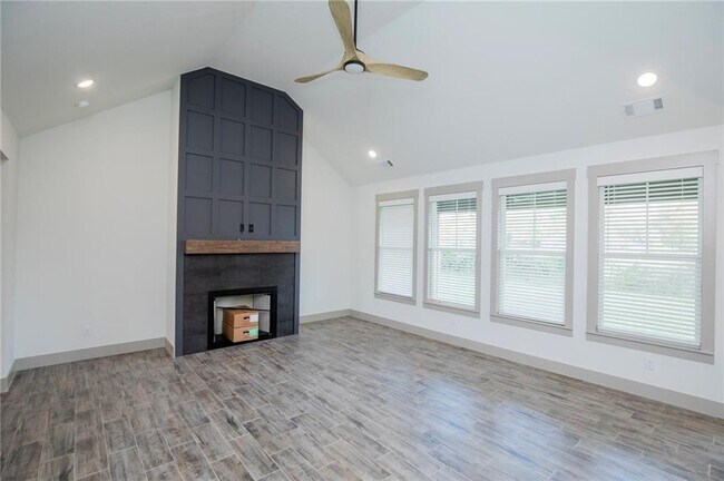 Building Photo - 108 White Oak St