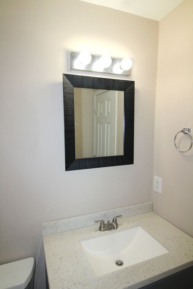 Building Photo - 2-Bedroom Condo on the Sugar Creek Greenway!