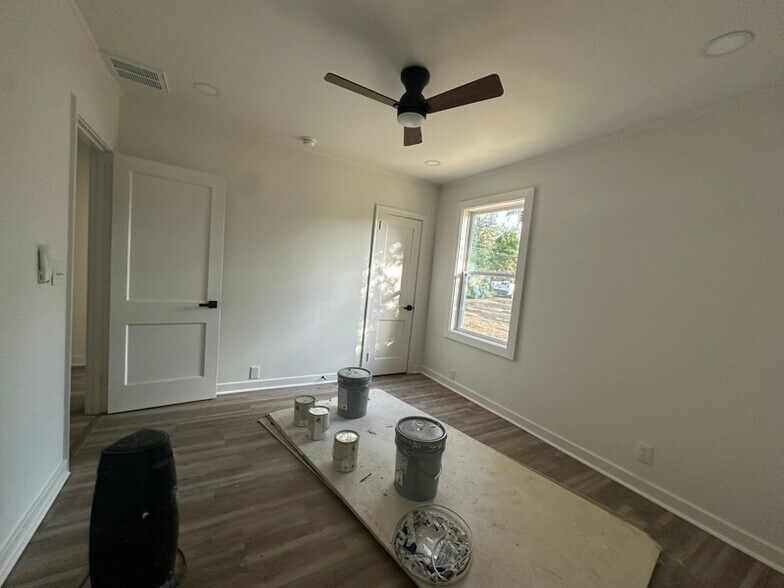 Building Photo - 1003 N Young St