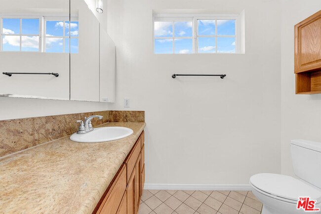 Building Photo - 743 N Las Palmas Ave