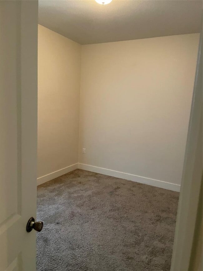 Building Photo - 2212 Creekside Ln