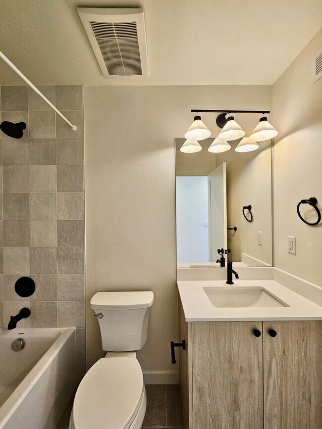 Building Photo - Experience Modern Living in the Heart of N...