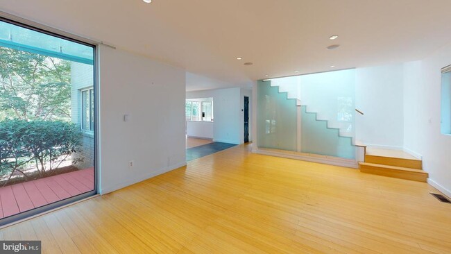 Building Photo - 213 E Raymond Ave