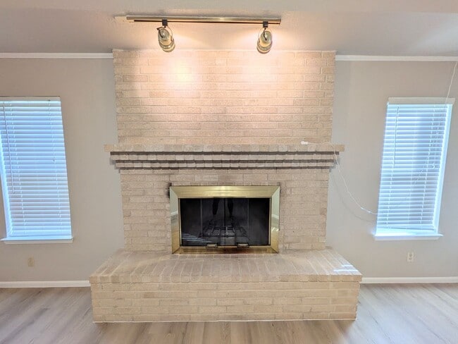 Building Photo - 6618 Cloverbend St