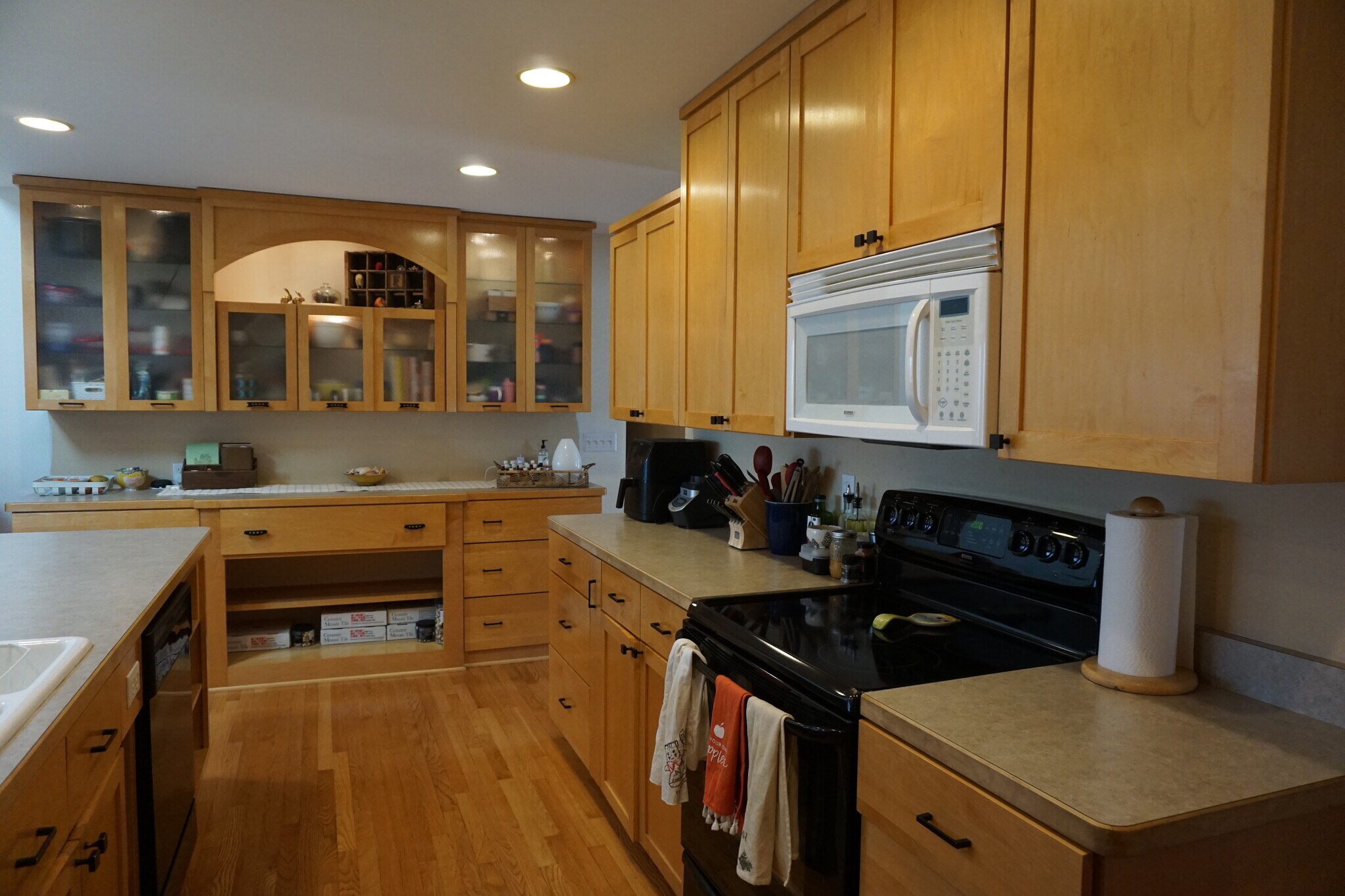 Kitchen with plenty of storage - 4060 Victoria St N