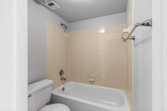 Building Photo - ONE BEDROOM ONE BATHROOM!! WATERFRONT COMMUNITY!