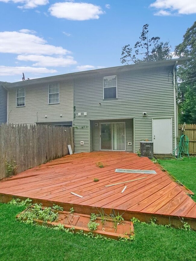 Building Photo - Gorgeous End Unit 2-Level Townhome in Wald...
