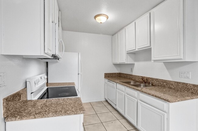 Building Photo - Upstairs 1 Bedroom Condo w/ Parking - Fresh Paint & Carpet!