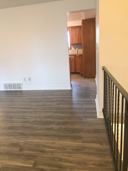 Building Photo - 516 E Wedgewood Ave