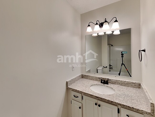 Building Photo - 502 Silver Maple Ln