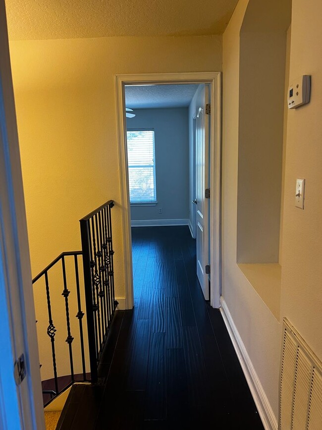 Building Photo - Milk District Townhouse!!