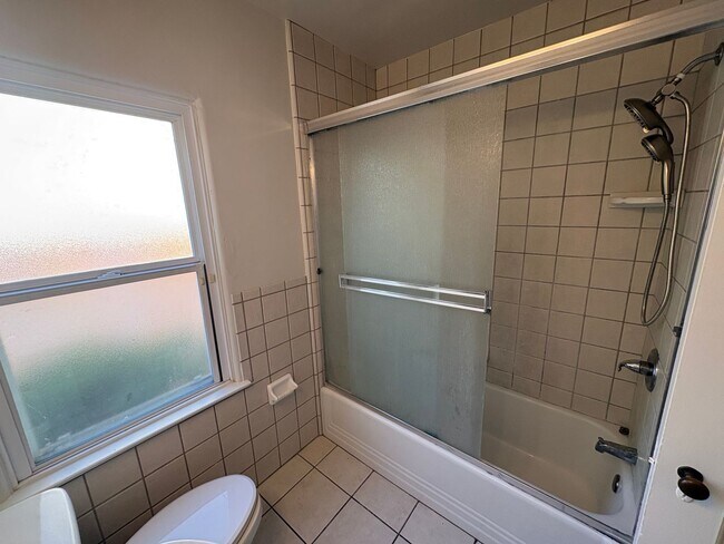 Building Photo - Charming home located in Beverly Glenn Rent Ready!