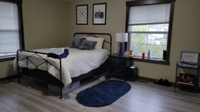 Building Photo - 5 Bed 3 Bath close to UWEC, bike trails, Carson Park, and The Sonnentag!