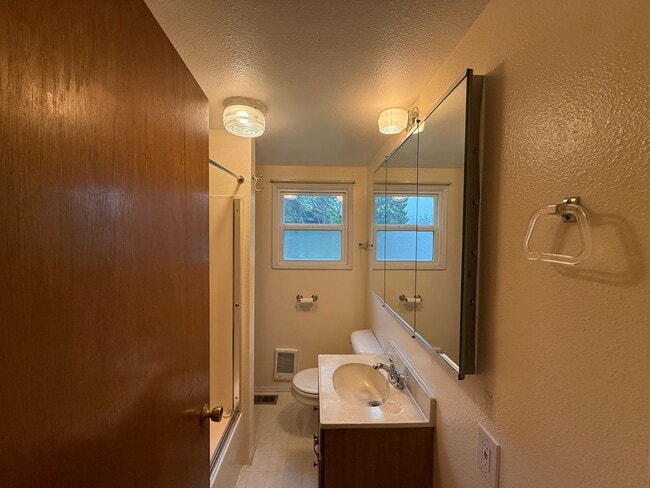 Building Photo - Spacious 3 bed 1 bath Edmonds Home on Large Private Lot! $2850/mo.