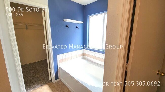 Building Photo - Beautiful Unit Ready for Immediate Move-In...