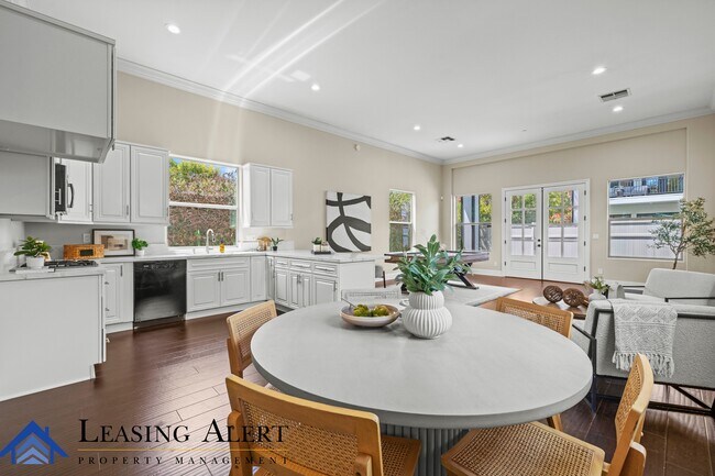 Building Photo - 5011 Hayvenhurst Ave