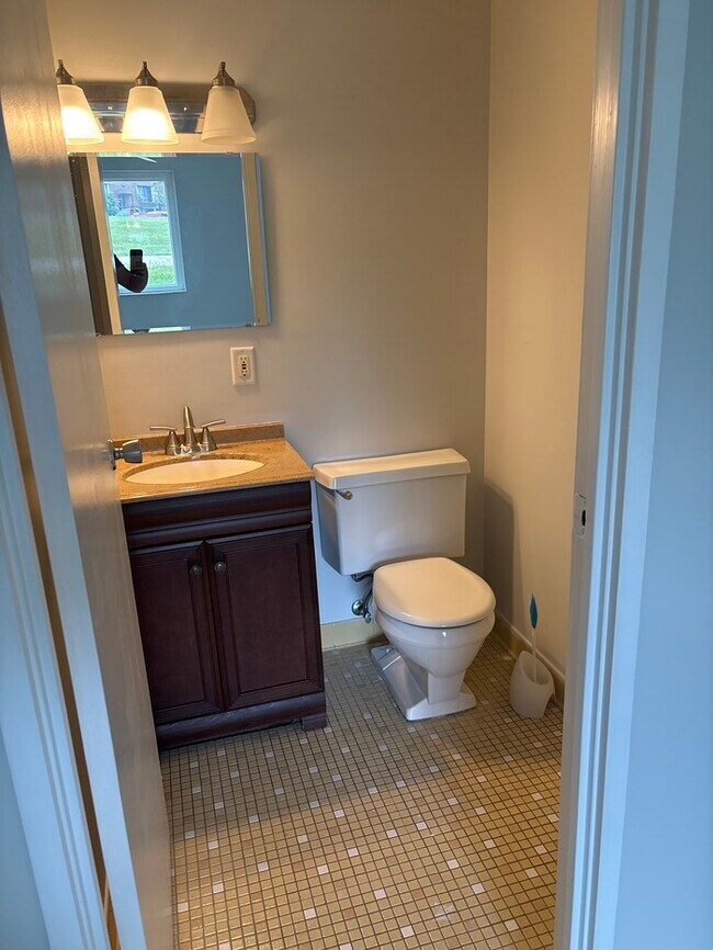 Building Photo - 2 bed 1.5 bath condo
