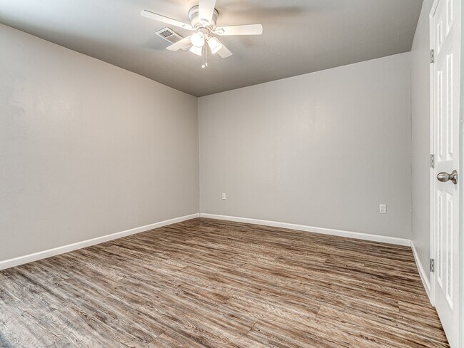 Building Photo - Charming Home + Balcony + Centrally Located in OKC + 3 bedrooms