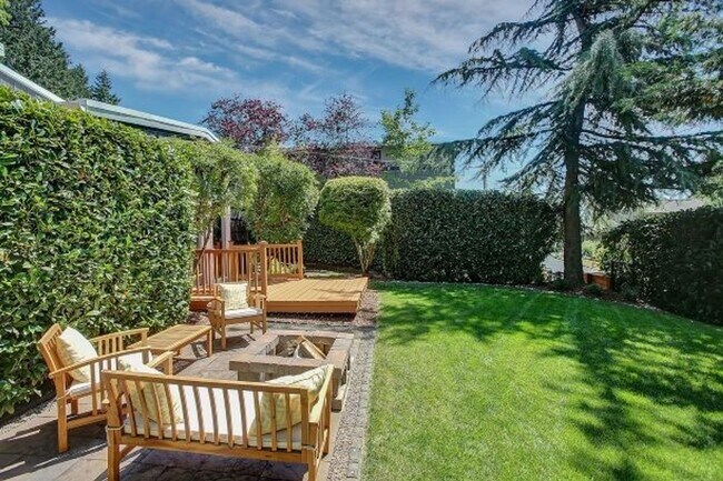 Building Photo - Chic Urban Oasis in Hillsdale