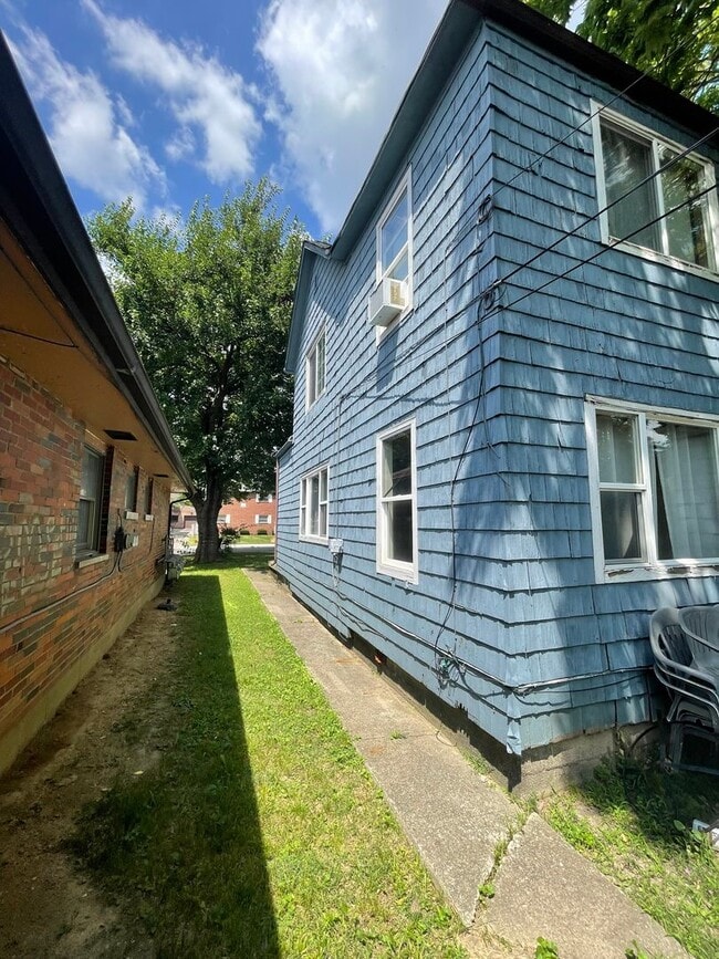 Building Photo - 4 bedroom 1 1/2 bath single family house with yard.