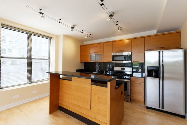 Building Photo - 811 W Eastwood Ave