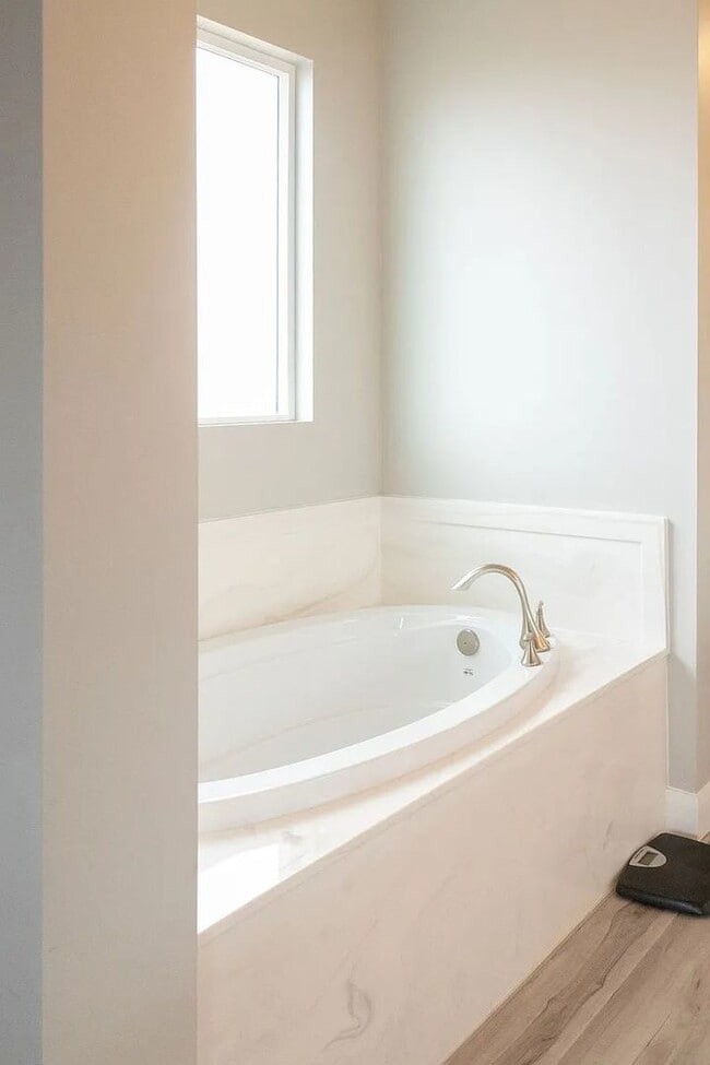 Building Photo - 3 Bedroom Furnished Home! Short term lease!! Available from May 1st - October 31st!