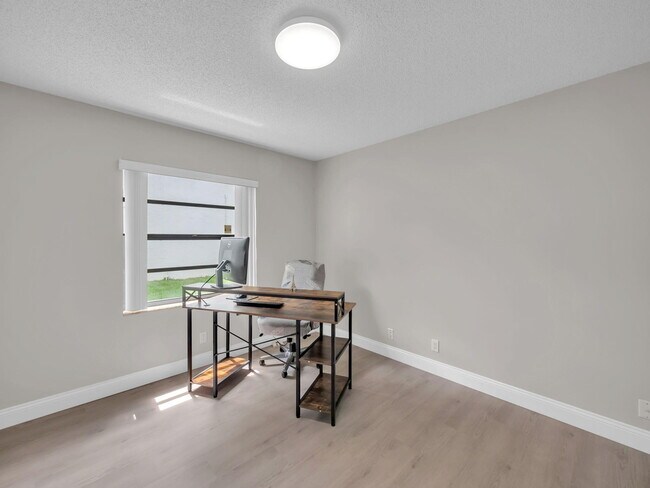Building Photo - 1598 SW 19th St