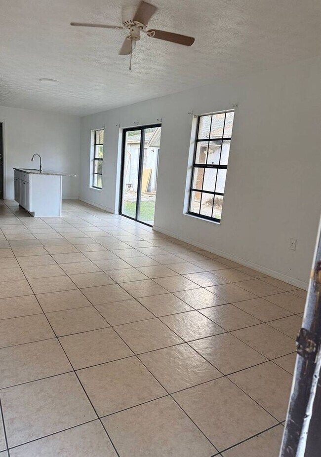 Building Photo - 704-706 Pineville Ln